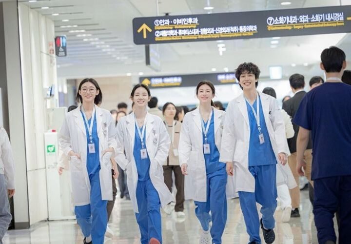 Rayakan Prestasi Mereka di Bali! Kru dan Pemain Drama Resident Playbook Siap Menikmati Liburan